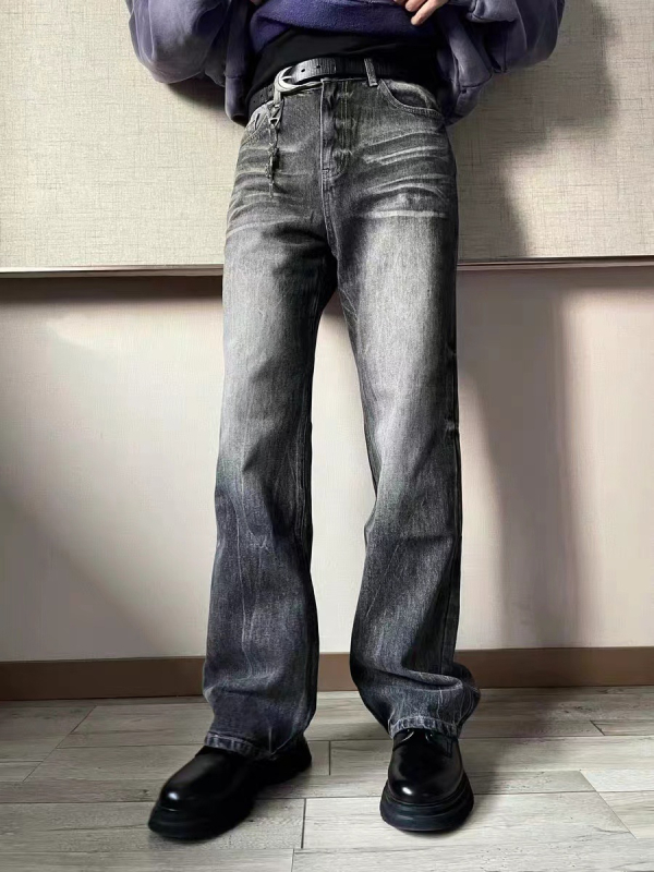 Férfiaknak amerikai stílusú farmernadrág, mosott fekete denim, egyenes/slim fazon, enyhén szélesedő szár, hímzés Twist Flower