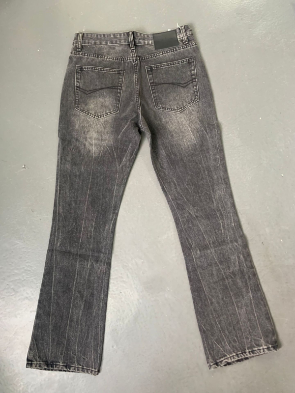 Férfiaknak amerikai stílusú farmernadrág, mosott fekete denim, egyenes/slim fazon, enyhén szélesedő szár, hímzés Twist Flower