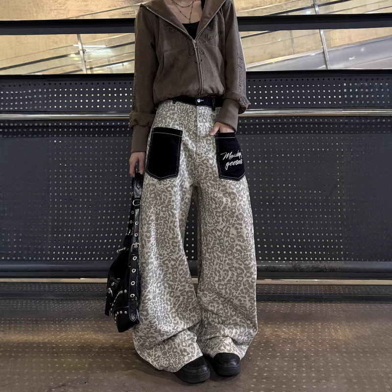 Férfi denimnadrág leopard mintás patchzsebekkel, vintage stílus, széles szabású utcai nadrág