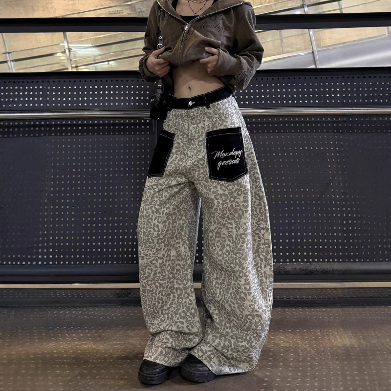 Férfi denimnadrág leopard mintás patchzsebekkel, vintage stílus, széles szabású utcai nadrág