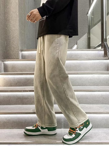 Férfi denimnadrág sárga iszapfestéssel, lazán szabott egyenes szabású, amerikai stílusú, retro streetwear