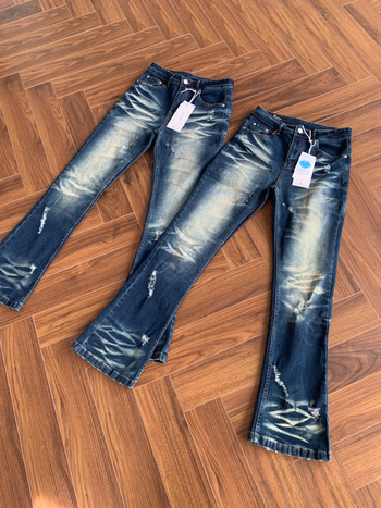 Férfi denimnadrág distressed hatással és plisírozott részletekkel, vintage stílus, lazán szabott, széles szárú tavaszra és őszre