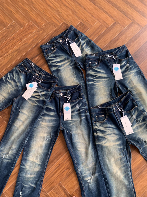 Férfi denimnadrág distressed hatással és plisírozott részletekkel, vintage stílus, lazán szabott, széles szárú tavaszra és őszre