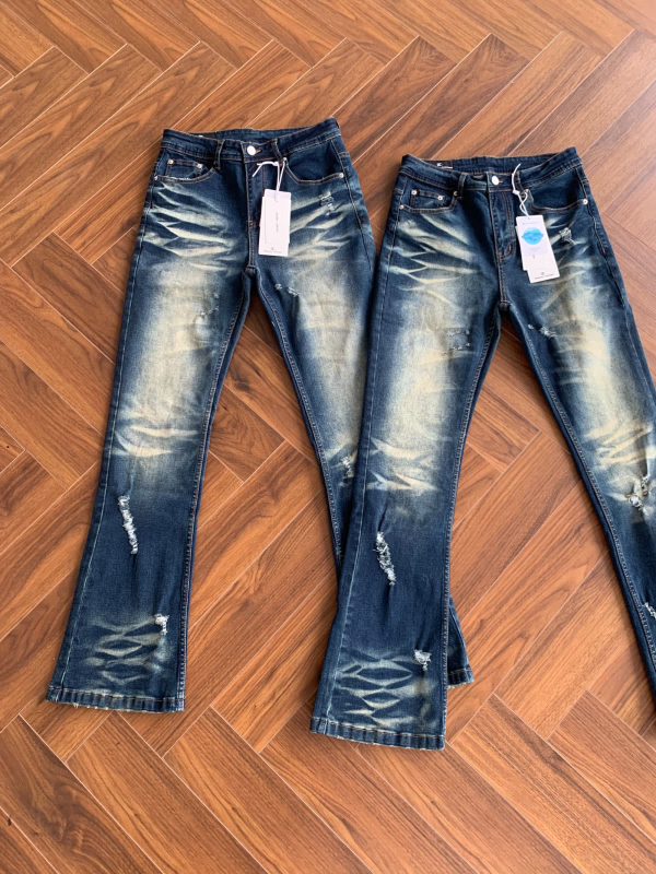 Férfi denimnadrág distressed hatással és plisírozott részletekkel, vintage stílus, lazán szabott, széles szárú tavaszra és őszre