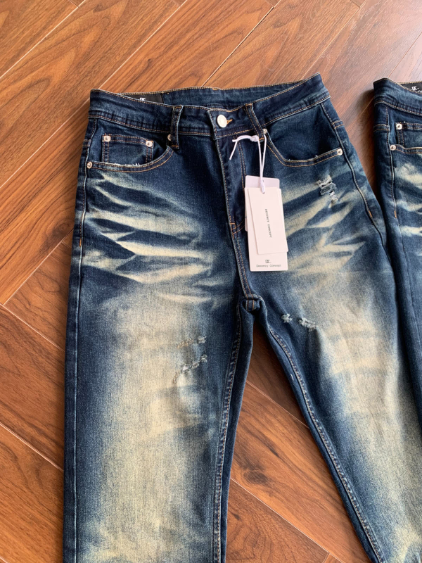 Férfi denimnadrág distressed hatással és plisírozott részletekkel, vintage stílus, lazán szabott, széles szárú tavaszra és őszre