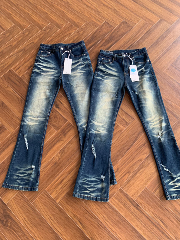 Férfi denimnadrág distressed hatással és plisírozott részletekkel, vintage stílus, lazán szabott, széles szárú tavaszra és őszre