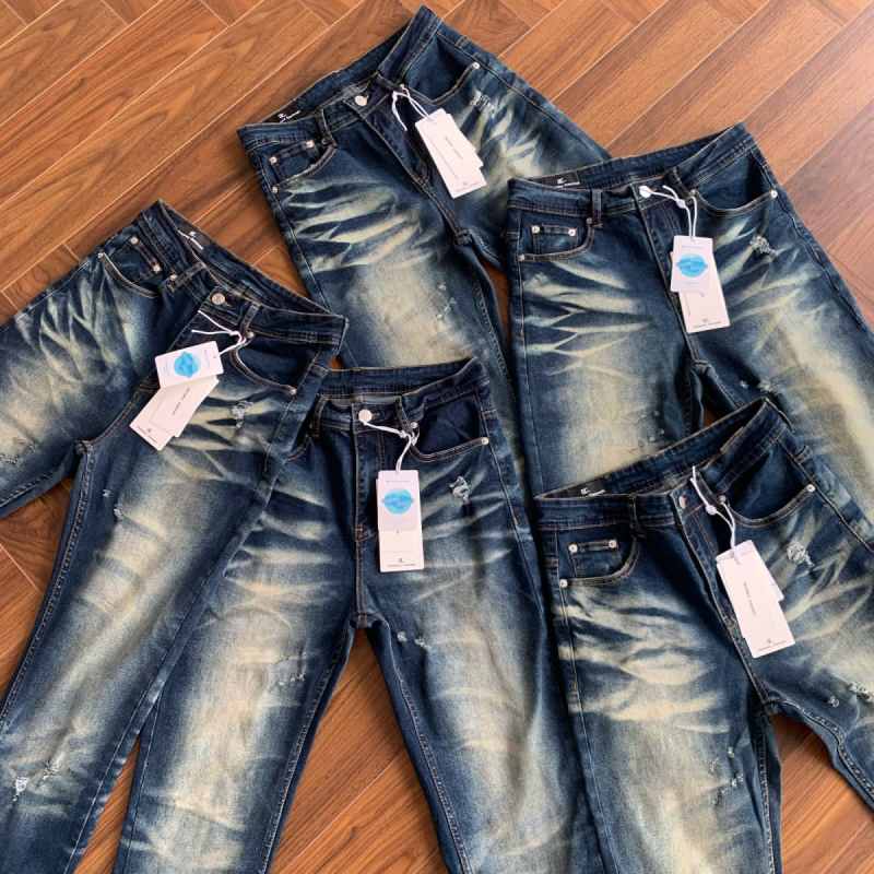 Férfi denimnadrág distressed hatással és plisírozott részletekkel, vintage stílus, lazán szabott, széles szárú tavaszra és őszre