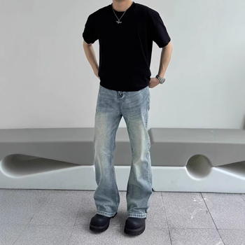 Férfiaknak szóló amerikai stílusú farmer, kék mosott denim, egyenes szabás, laza illeszkedés, enyhén szélesedő lábszár, trendes megjelenés