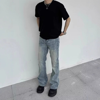 Férfiaknak szóló amerikai stílusú farmer, kék mosott denim, egyenes szabás, laza illeszkedés, enyhén szélesedő lábszár, trendes megjelenés