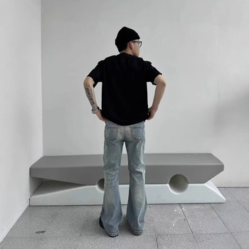 Férfiaknak szóló amerikai stílusú farmer, kék mosott denim, egyenes szabás, laza illeszkedés, enyhén szélesedő lábszár, trendes megjelenés