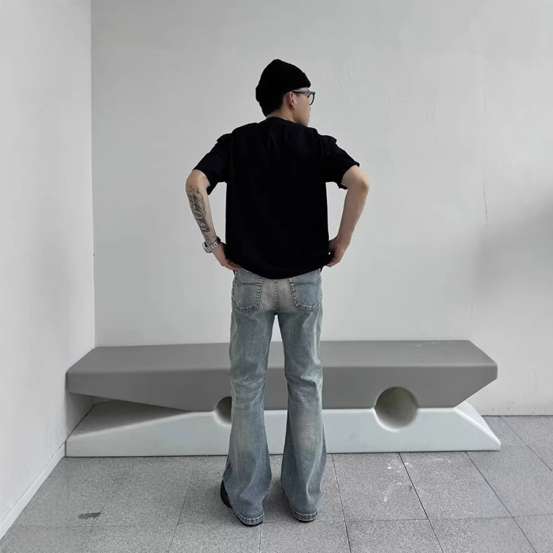 Férfiaknak szóló amerikai stílusú farmer, kék mosott denim, egyenes szabás, laza illeszkedés, enyhén szélesedő lábszár, trendes megjelenés