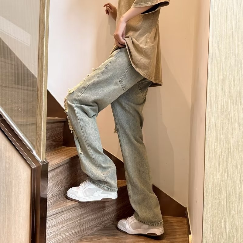 2026 Amerikai stílusú, több zsebes, dekonstruált munkás farmernadrág férfiaknak, őszi trend, laza szabás, mosott denim, széles szár