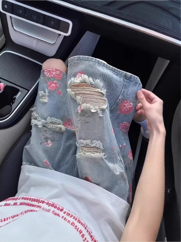 Férfi denim rövidnadrág, vintage amerikai stílus, rózsa virágos mintával és szakadt részletekkel, nyár, laza egyenes szabás