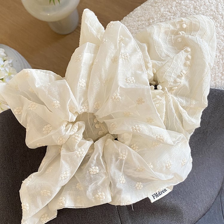 Koreai stílusú, gyengéd tejfehér textil hajgumi copfhoz – elegáns fejfedő kiegészítő