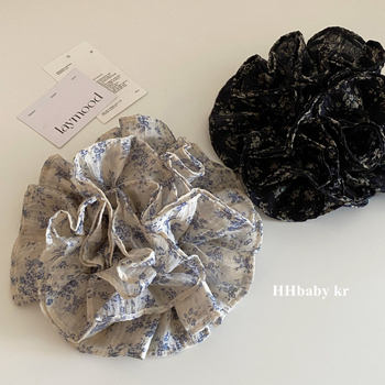 Erdei stílusú virágos hajgumi, lágy kék virágokkal és magas rugalmassággal
