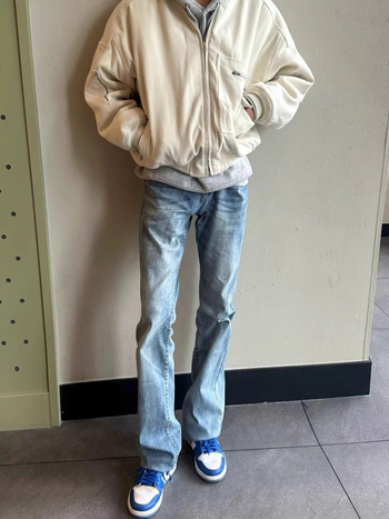 Férfi világoskék farmer, magas rugalmasság, bootcut szabás, drapírozó érzet, sokoldalú mindennapi farmer