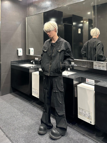 Muške hlače slim-fit s blagim izduženjem, s naglašenim drapiranjem, dekonstrukcijski dizajn, casual hlače za proljeće i jesen