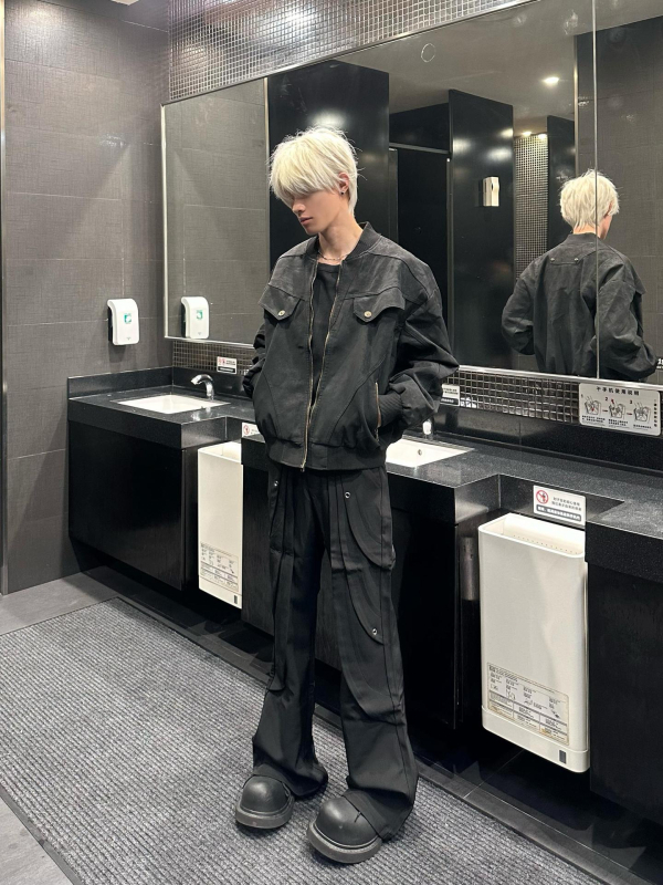 Muške hlače slim-fit s blagim izduženjem, s naglašenim drapiranjem, dekonstrukcijski dizajn, casual hlače za proljeće i jesen