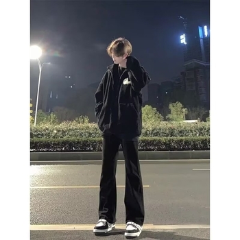 Cleanfit Pantaloni negri de costum pentru bărbați, cu cădere elegantă a țesăturii, croială slim‑fit dreptă, ușor evazați spre baza