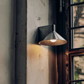 Talijanska minimalistička zidna lampa za spavaću sobu s konusnim geometrijskim dizajnom, pogodna za spavaću sobu i hodnik