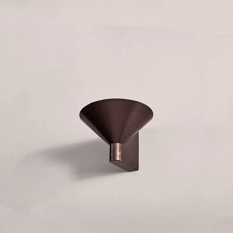 Talijanska minimalistička zidna lampa za spavaću sobu s konusnim geometrijskim dizajnom, pogodna za spavaću sobu i hodnik