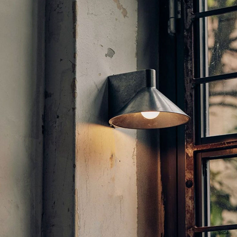 Talijanska minimalistička zidna lampa za spavaću sobu s konusnim geometrijskim dizajnom, pogodna za spavaću sobu i hodnik