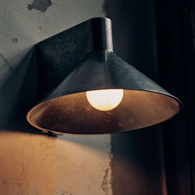 Talijanska minimalistička zidna lampa za spavaću sobu s konusnim geometrijskim dizajnom, pogodna za spavaću sobu i hodnik