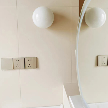 Zidna lampa s kremnim globusom, za spavaću sobu, hodnik, balkon i ispred ogledala – Bauhaus stil