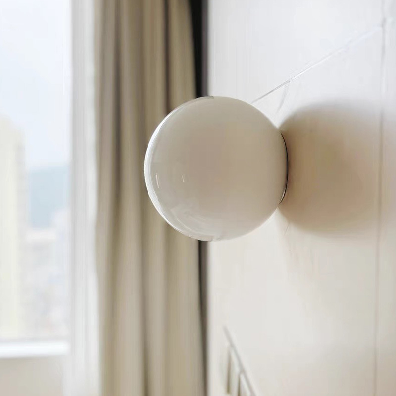 Zidna lampa s kremnim globusom, za spavaću sobu, hodnik, balkon i ispred ogledala – Bauhaus stil