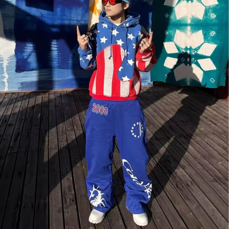 Kék férfi sportnadrág skorpió betűmintával, amerikai utcai stílus, laza szabás, mindennapi, sokoldalú, széles lábszárú
