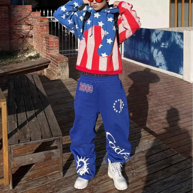 Kék férfi sportnadrág skorpió betűmintával, amerikai utcai stílus, laza szabás, mindennapi, sokoldalú, széles lábszárú