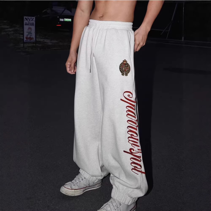 Férfi sportos nadrág betűkhímzéssel, amerikai hip-hop stílusban, derekán húzózsinórral, laza szabás, utcai viselet, széles szárú