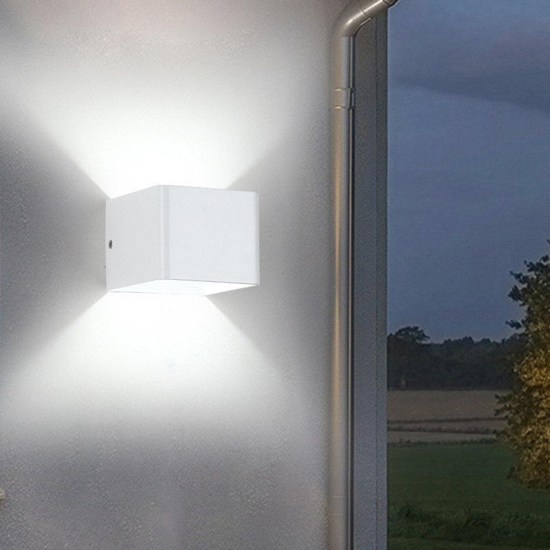 LED falikar fel- és lefelé világítással, modern minimalista kivitel, folyosóra, hálószobába és az ágy mellé