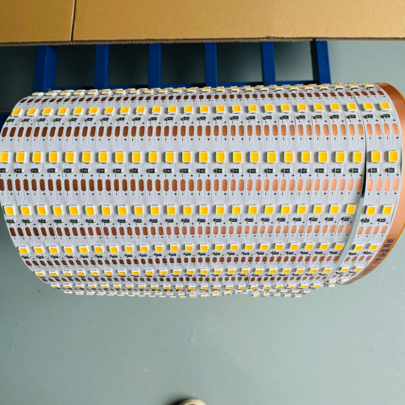 LED 2835 jednobojna topla bijela, 60 LED po metru, može se rezati na svaki LED, širina 5 mm, 5V, fleksibilni svjetlosni trak za ručne radove