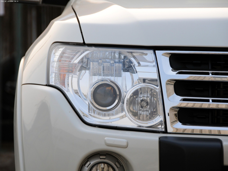 Prozirni poklopac prednjeg farova za Mitsubishi Pajero V93/V97 (2007–2015)