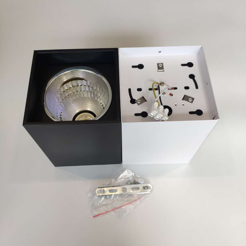 Kvadratni downlight za površinsku montažu s E27 navojem
