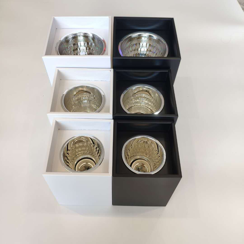 Kvadratni downlight za površinsku montažu s E27 navojem