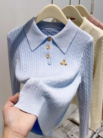 Ženski pleteni top s izvezenom medvjedom i polo ovratnikom, slim fit, dugi rukav, zimska kolekcija 2025, model A9380