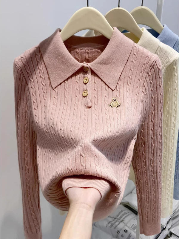 Ženski pleteni top s izvezenom medvjedom i polo ovratnikom, slim fit, dugi rukav, zimska kolekcija 2025, model A9380