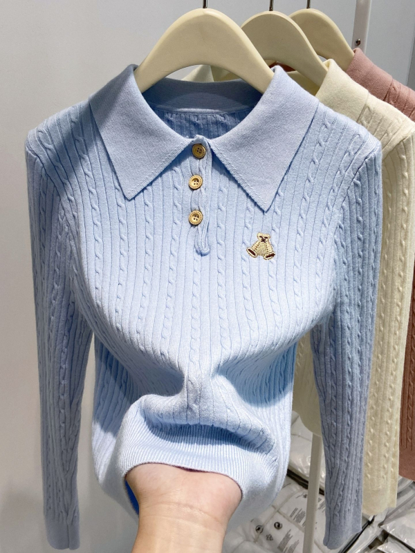 Ženski pleteni top s izvezenom medvjedom i polo ovratnikom, slim fit, dugi rukav, zimska kolekcija 2025, model A9380