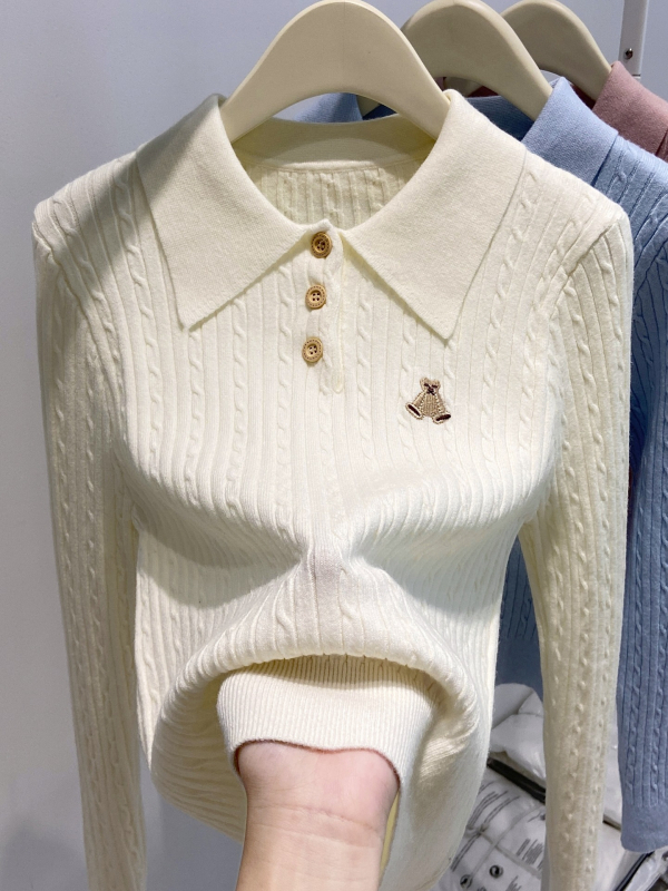 Ženski pleteni top s izvezenom medvjedom i polo ovratnikom, slim fit, dugi rukav, zimska kolekcija 2025, model A9380