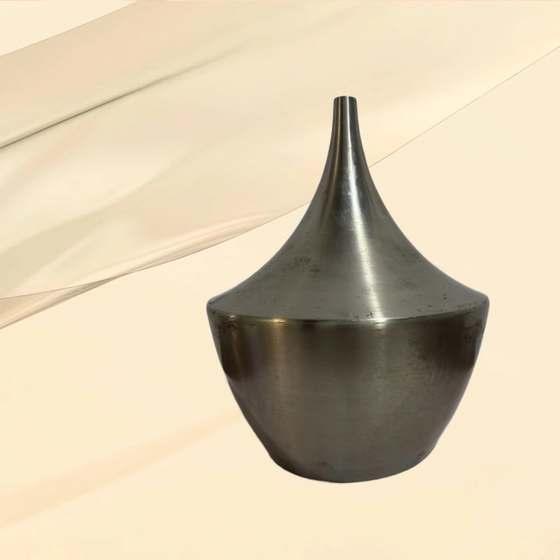Ručno izrađeni abažur od kovanog željeza za stolnu lampu, oštr dizajn, dimenzije 240×305 cm