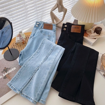Petite traperice s elastanom, visokim strukom, uska silueta, bočni otvor na donjem dijelu, mikro flare, gradski stil 2025