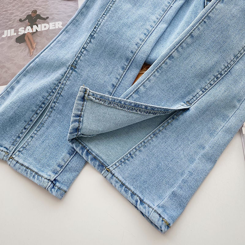 Petite traperice s elastanom, visokim strukom, uska silueta, bočni otvor na donjem dijelu, mikro flare, gradski stil 2025