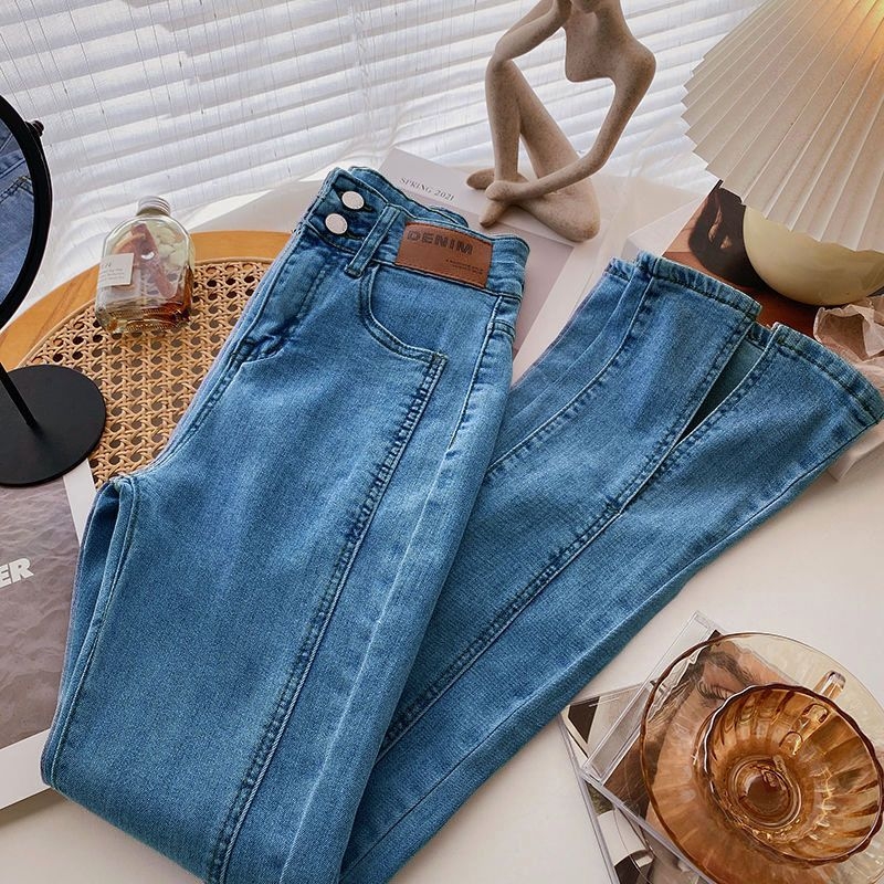 Petite traperice s elastanom, visokim strukom, uska silueta, bočni otvor na donjem dijelu, mikro flare, gradski stil 2025