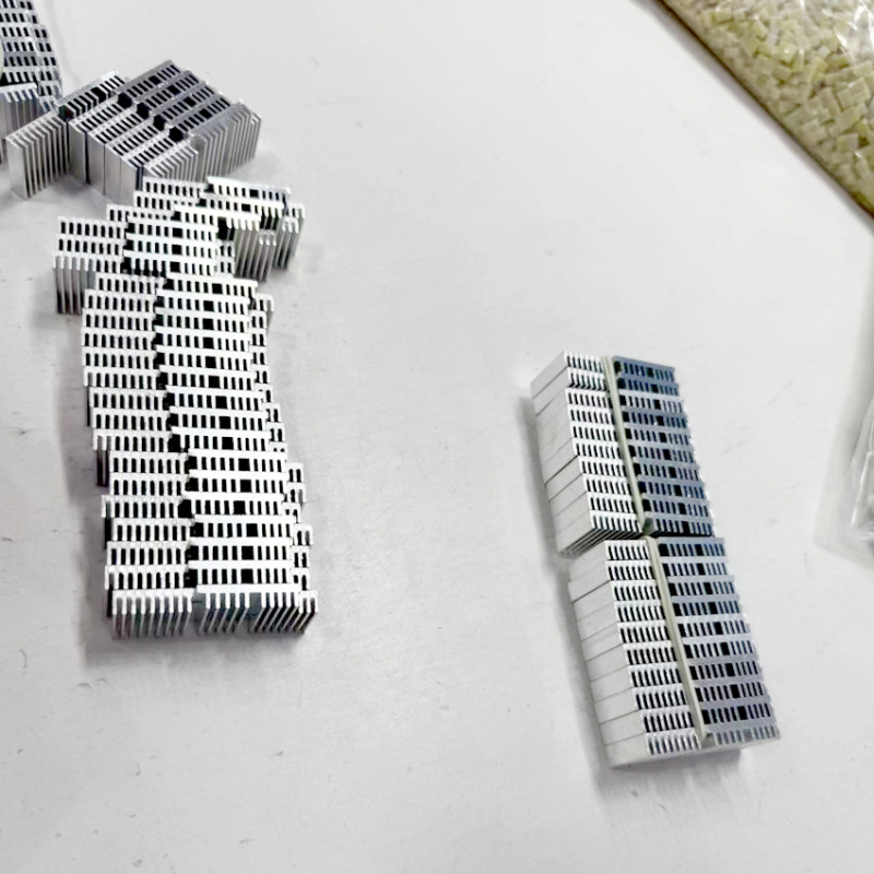 Prilagođeni aluminijski hladnjak za industrijske aluminijske profile, elektroničko hlađenje, hladnjak s lopaticastim zubima