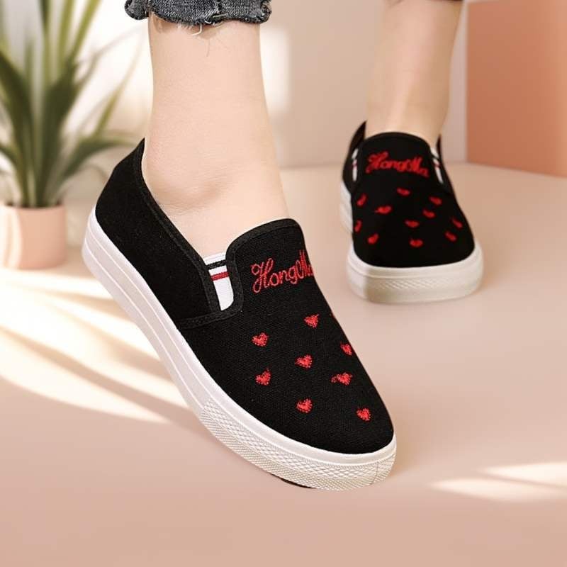Дамски платнени обувки slip-on с бродирано сърце, противохлъзгаща се и износоустойчива подметка