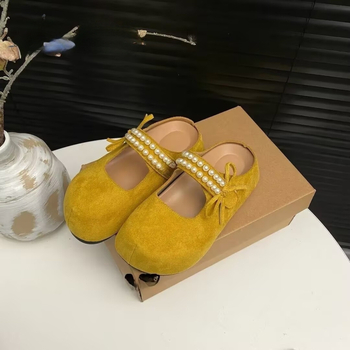 Дамски мюли с закрит нос и перлен детайл, дебела подметка, стил Birkenstock, slip-on за лято 2025