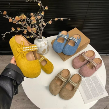 Дамски мюли с закрит нос и перлен детайл, дебела подметка, стил Birkenstock, slip-on за лято 2025