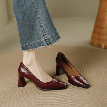 Női cipő négyszögletes orrú, vastag sarkú, slip-on, irodai viselet, retro stílus, 2026 tavasz, kényelmes mindennapi viselés